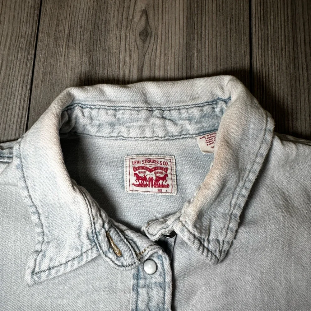 Levi’s Light Denim Pearl Snap Shirt - Picture 2 of 3